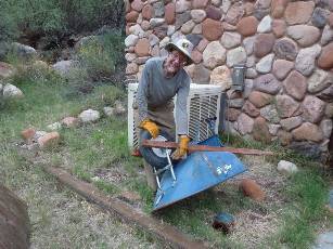 wG9  Rob shows repurposed wheelbarrow supports - photo by Kathy Hayes.jpg (398688 bytes)
